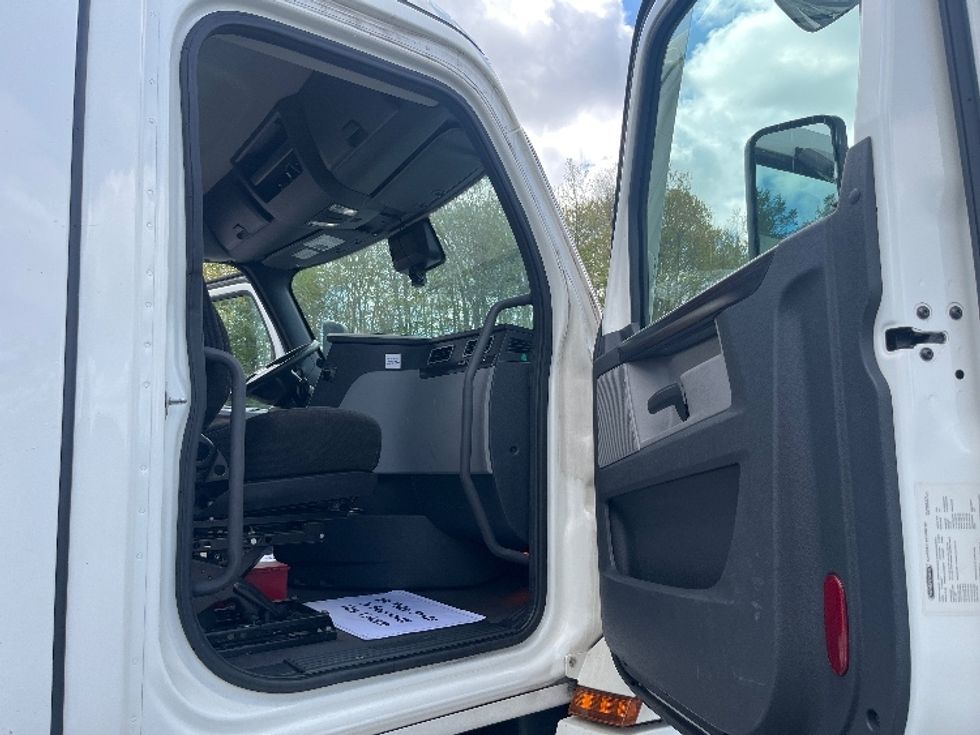 Day Cab Tractor-Heavy Duty Tractors-Freightliner-2022-T12642ST-Franklin-MA-405,274\n\t\tmiles-$ 57,000 - Image 12
