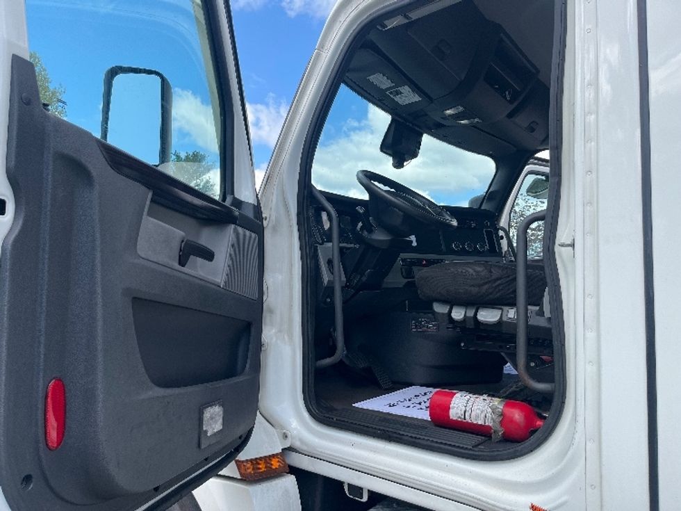 Day Cab Tractor-Heavy Duty Tractors-Freightliner-2022-T12642ST-Franklin-MA-405,274\n\t\tmiles-$ 57,000 - Image 9