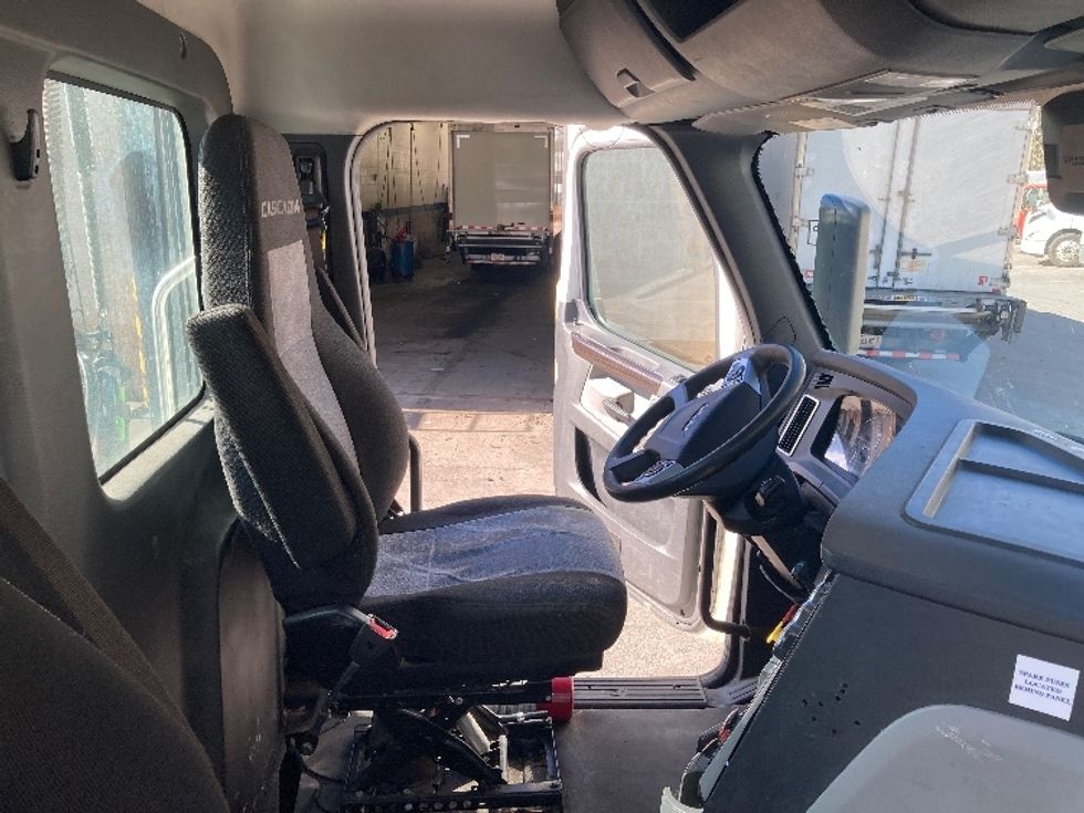 Day Cab Tractor-Heavy Duty Tractors-Freightliner-2022-T12642ST-Franklin-MA-491,837\n\t\tmiles-$ 50,250 - Image 13