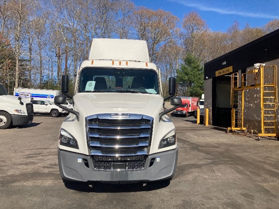 Day Cab Tractor-Heavy Duty Tractors-Freightliner-2022-T12642ST-Franklin-MA-491,837\n\t\tmiles-$ 50,250 - Image 2