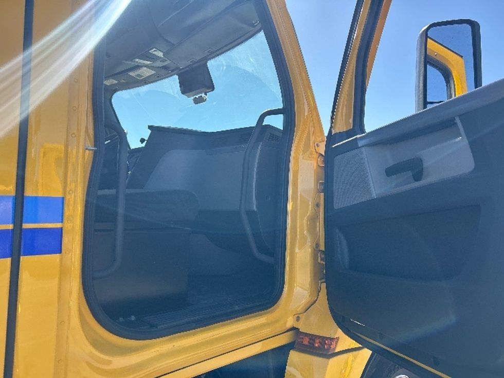 Day Cab Tractor-Heavy Duty Tractors-Freightliner-2022-T12642ST-Fresno-CA-108,885\n\t\tmiles-$ 72,500 - Image 12