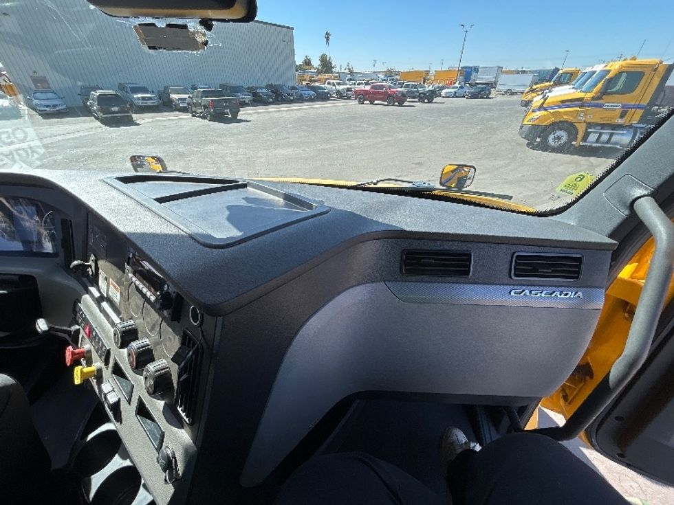 Day Cab Tractor-Heavy Duty Tractors-Freightliner-2022-T12642ST-Fresno-CA-108,885\n\t\tmiles-$ 72,500 - Image 13