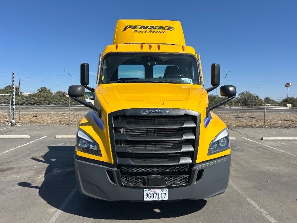 Day Cab Tractor-Heavy Duty Tractors-Freightliner-2022-T12642ST-Fresno-CA-108,885\n\t\tmiles-$ 72,500 - Image 2