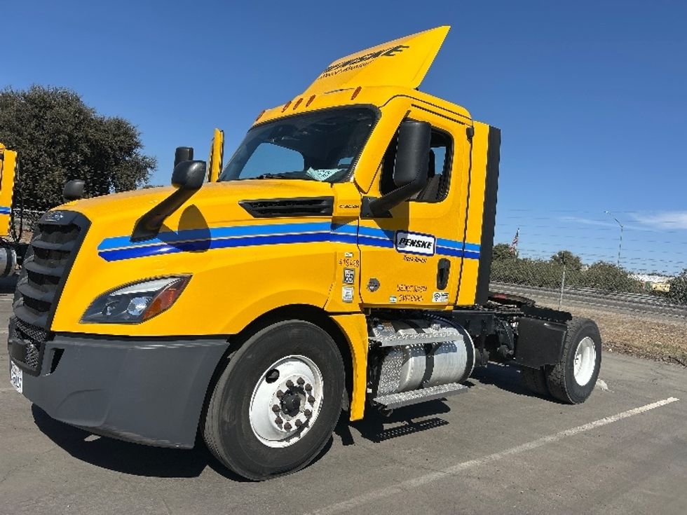 Day Cab Tractor-Heavy Duty Tractors-Freightliner-2022-T12642ST-Fresno-CA-108,885\n\t\tmiles-$ 72,500 - Image 3