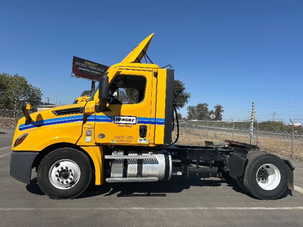 Day Cab Tractor-Heavy Duty Tractors-Freightliner-2022-T12642ST-Fresno-CA-108,885\n\t\tmiles-$ 72,500 - Image 4