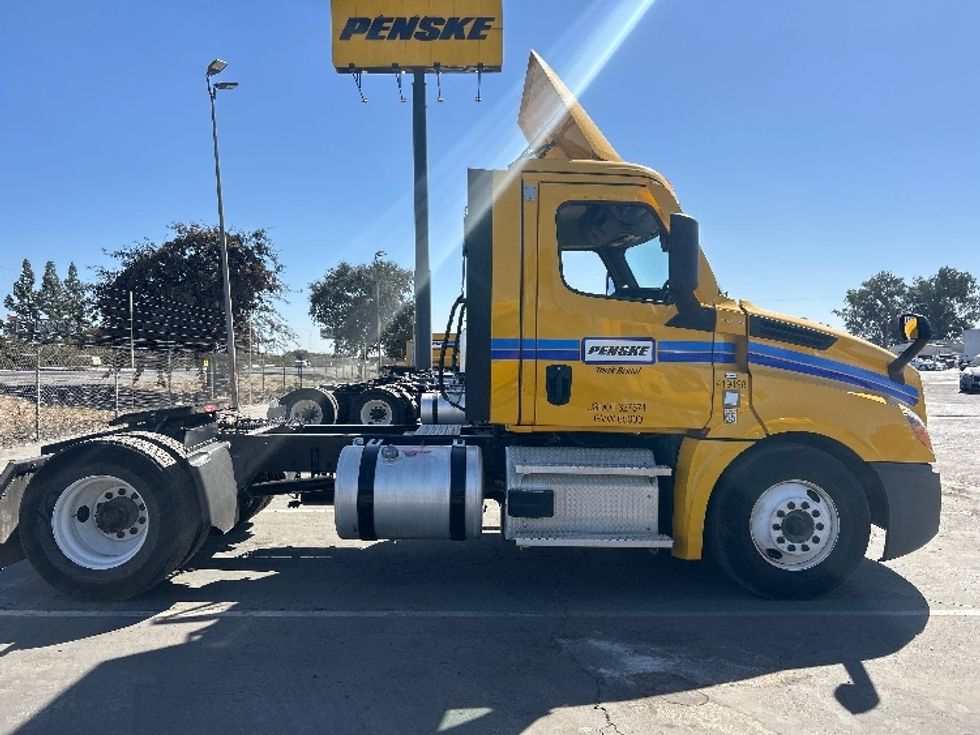 Day Cab Tractor-Heavy Duty Tractors-Freightliner-2022-T12642ST-Fresno-CA-108,885\n\t\tmiles-$ 72,500 - Image 8