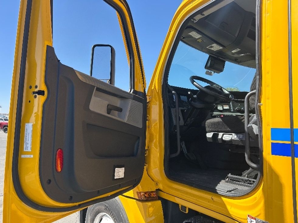 Day Cab Tractor-Heavy Duty Tractors-Freightliner-2022-T12642ST-Fresno-CA-108,885\n\t\tmiles-$ 72,500 - Image 9