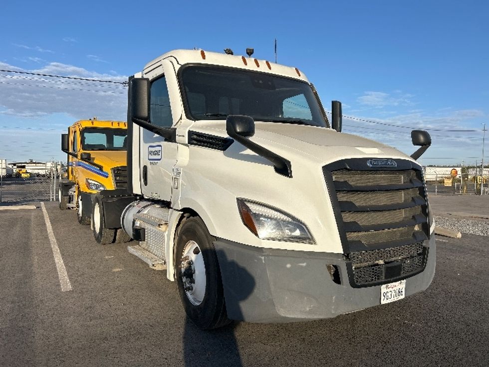 Day Cab Tractor-Heavy Duty Tractors-Freightliner-2022-T12642ST-Fresno-CA-235,069\n\t\tmiles-$ 70,500 - Image 1