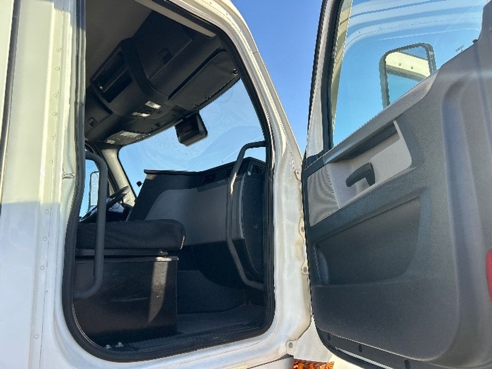 Day Cab Tractor-Heavy Duty Tractors-Freightliner-2022-T12642ST-Fresno-CA-235,069\n\t\tmiles-$ 70,500 - Image 12