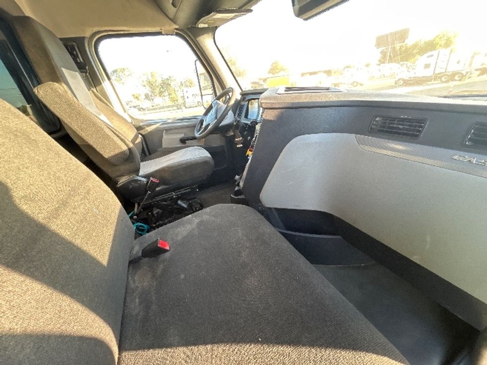 Day Cab Tractor-Heavy Duty Tractors-Freightliner-2022-T12642ST-Fresno-CA-235,069\n\t\tmiles-$ 70,500 - Image 14