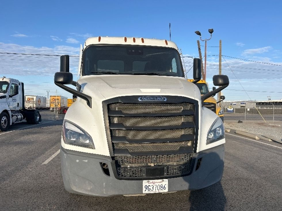 Day Cab Tractor-Heavy Duty Tractors-Freightliner-2022-T12642ST-Fresno-CA-235,069\n\t\tmiles-$ 70,500 - Image 2