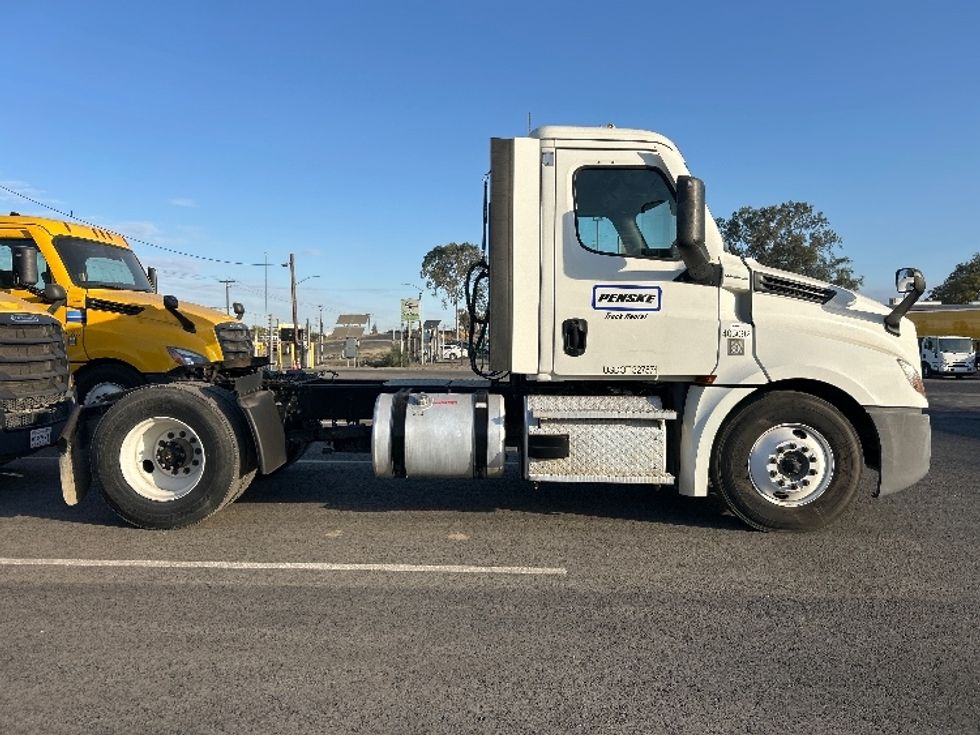 Day Cab Tractor-Heavy Duty Tractors-Freightliner-2022-T12642ST-Fresno-CA-235,069\n\t\tmiles-$ 70,500 - Image 8