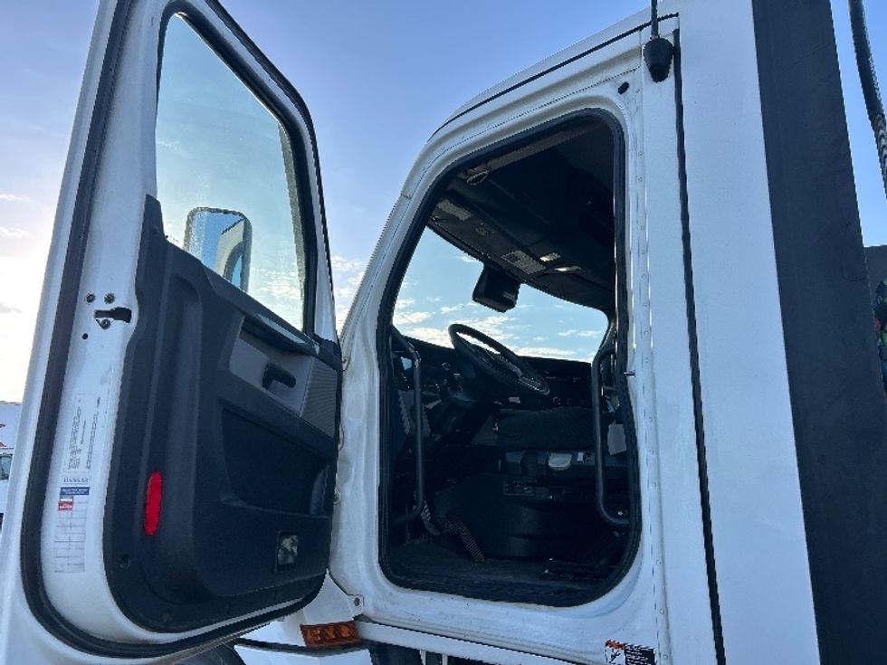 Day Cab Tractor-Heavy Duty Tractors-Freightliner-2022-T12642ST-Fresno-CA-235,069\n\t\tmiles-$ 70,500 - Image 9