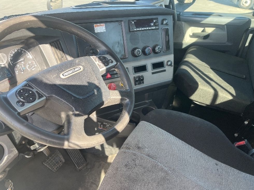 Day Cab Tractor-Heavy Duty Tractors-Freightliner-2022-T12642ST-Fresno-CA-240,546\n\t\tmiles-$ 70,250 - Image 10