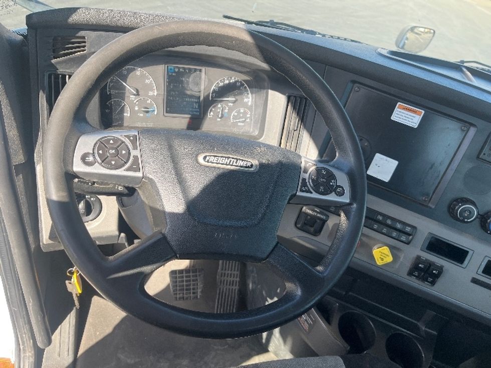 Day Cab Tractor-Heavy Duty Tractors-Freightliner-2022-T12642ST-Fresno-CA-240,546\n\t\tmiles-$ 70,250 - Image 11