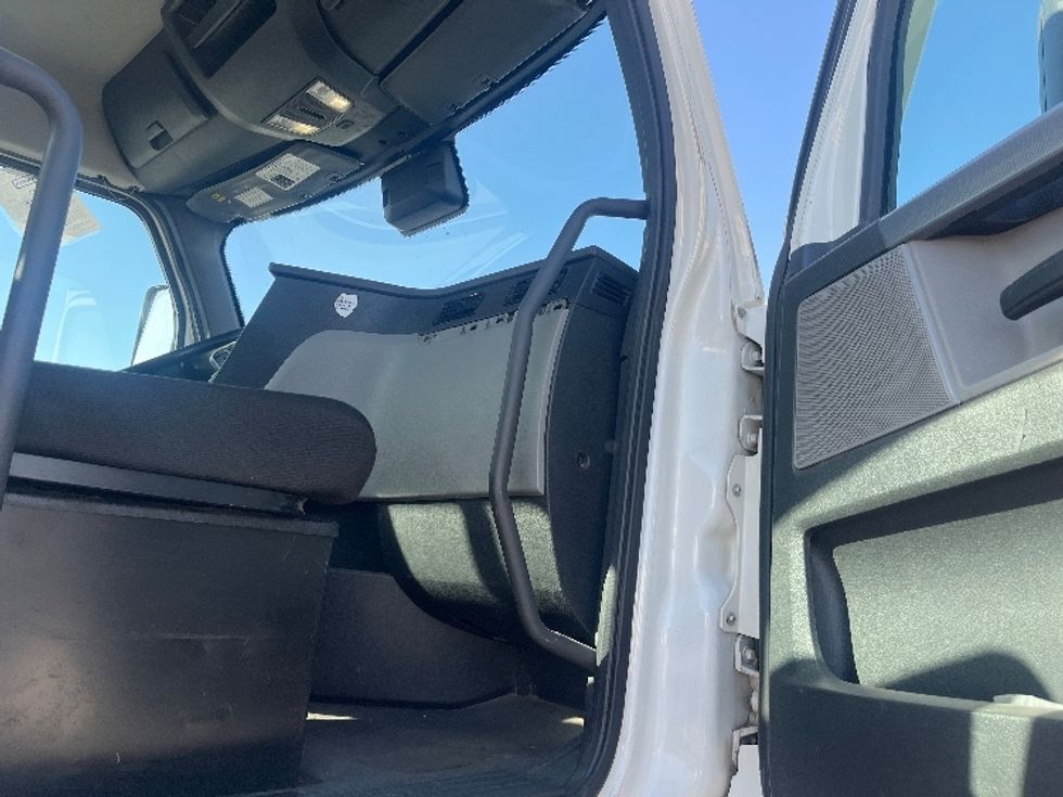 Day Cab Tractor-Heavy Duty Tractors-Freightliner-2022-T12642ST-Fresno-CA-240,546\n\t\tmiles-$ 70,250 - Image 12