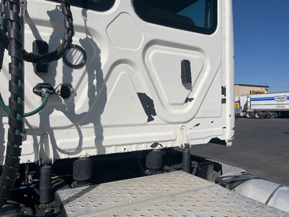 Day Cab Tractor-Heavy Duty Tractors-Freightliner-2022-T12642ST-Fresno-CA-240,546\n\t\tmiles-$ 70,250 - Image 18