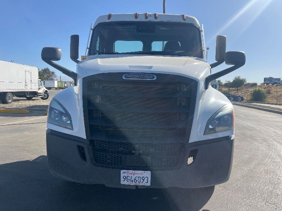 Day Cab Tractor-Heavy Duty Tractors-Freightliner-2022-T12642ST-Fresno-CA-240,546\n\t\tmiles-$ 70,250 - Image 2