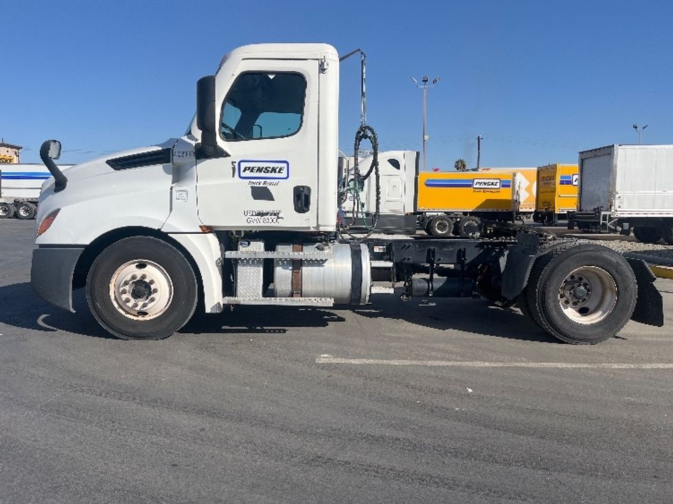Day Cab Tractor-Heavy Duty Tractors-Freightliner-2022-T12642ST-Fresno-CA-240,546\n\t\tmiles-$ 70,250 - Image 4