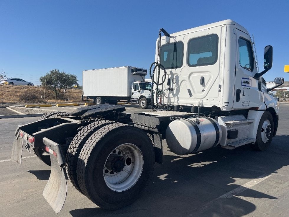 Day Cab Tractor-Heavy Duty Tractors-Freightliner-2022-T12642ST-Fresno-CA-240,546\n\t\tmiles-$ 70,250 - Image 7