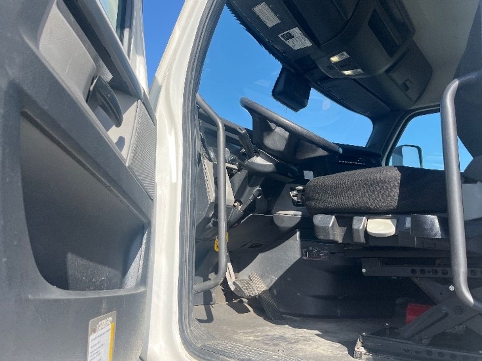 Day Cab Tractor-Heavy Duty Tractors-Freightliner-2022-T12642ST-Fresno-CA-240,546\n\t\tmiles-$ 70,250 - Image 9