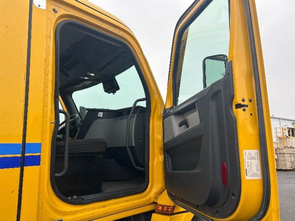 Day Cab Tractor-Heavy Duty Tractors-Freightliner-2022-T12642ST-Fresno-CA-253,971\n\t\tmiles-$ 77,500 - Image 12