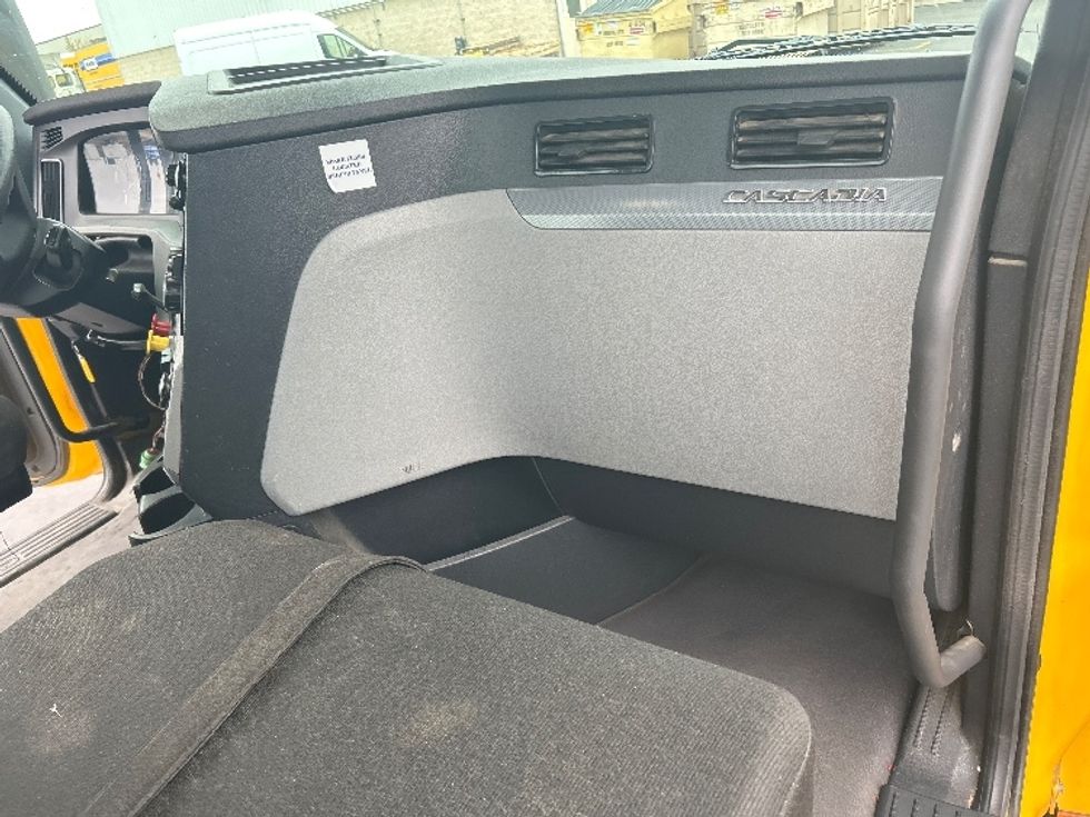 Day Cab Tractor-Heavy Duty Tractors-Freightliner-2022-T12642ST-Fresno-CA-253,971\n\t\tmiles-$ 77,500 - Image 13