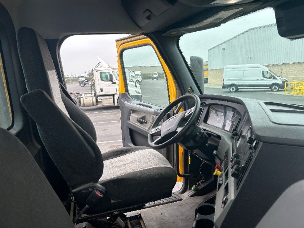 Day Cab Tractor-Heavy Duty Tractors-Freightliner-2022-T12642ST-Fresno-CA-253,971\n\t\tmiles-$ 77,500 - Image 14