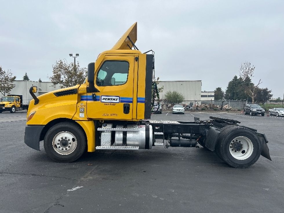 Day Cab Tractor-Heavy Duty Tractors-Freightliner-2022-T12642ST-Fresno-CA-253,971\n\t\tmiles-$ 77,500 - Image 4