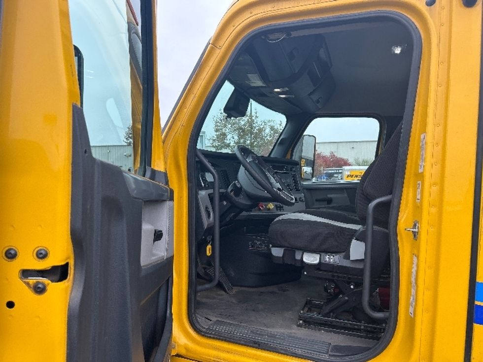 Day Cab Tractor-Heavy Duty Tractors-Freightliner-2022-T12642ST-Fresno-CA-253,971\n\t\tmiles-$ 77,500 - Image 9