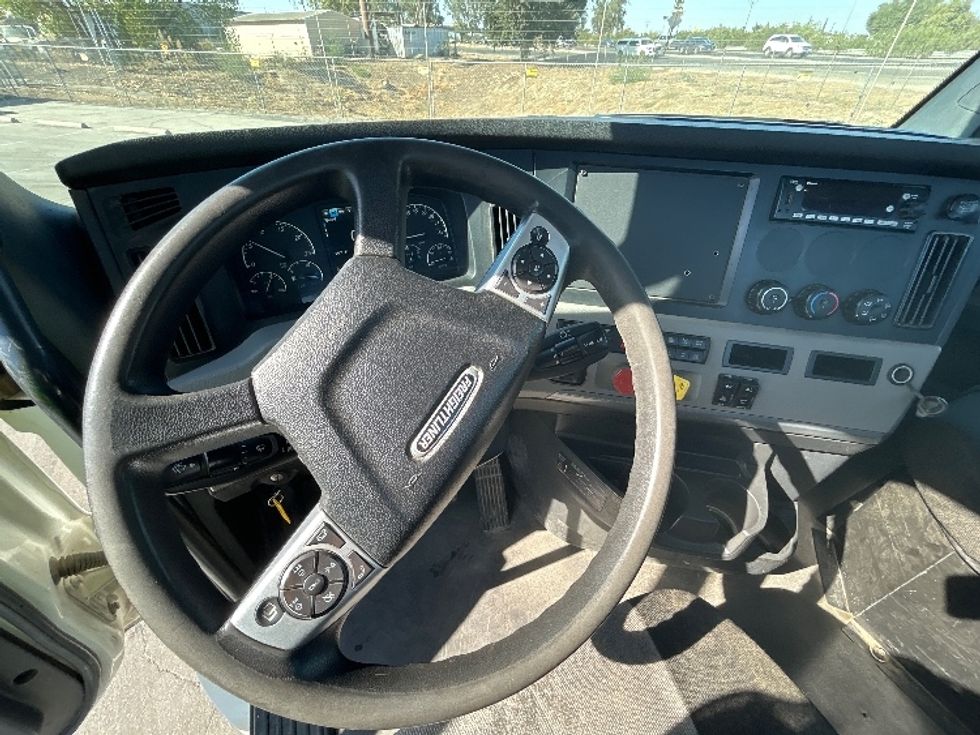 Day Cab Tractor-Heavy Duty Tractors-Freightliner-2022-T12642ST-Fresno-CA-255,532\n\t\tmiles-$ 66,500 - Image 11