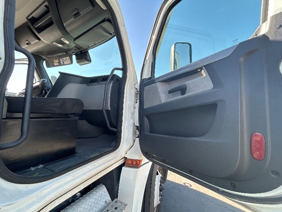 Day Cab Tractor-Heavy Duty Tractors-Freightliner-2022-T12642ST-Fresno-CA-255,532\n\t\tmiles-$ 66,500 - Image 12