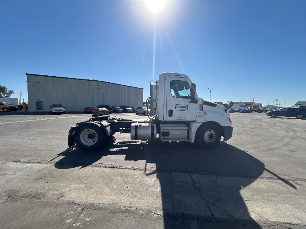 Day Cab Tractor-Heavy Duty Tractors-Freightliner-2022-T12642ST-Fresno-CA-255,532\n\t\tmiles-$ 66,500 - Image 8