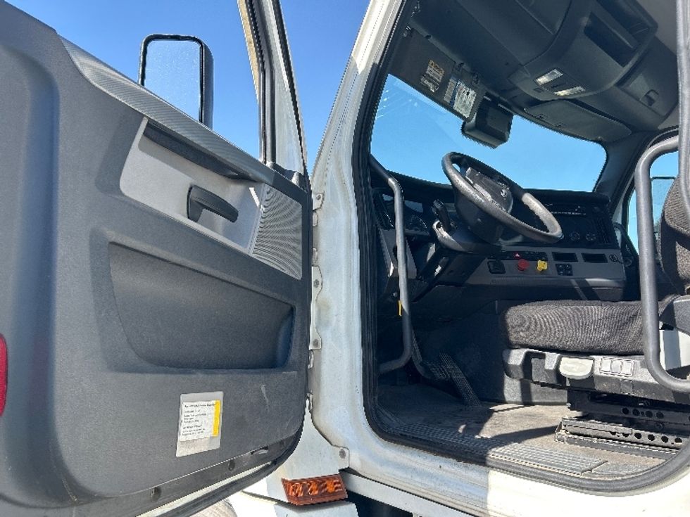 Day Cab Tractor-Heavy Duty Tractors-Freightliner-2022-T12642ST-Fresno-CA-255,532\n\t\tmiles-$ 66,500 - Image 9