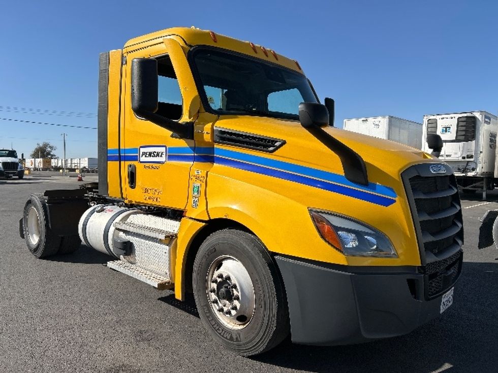 Day Cab Tractor-Heavy Duty Tractors-Freightliner-2022-T12642ST-Fresno-CA-274,370\n\t\tmiles-$ 64,000 - Image 1