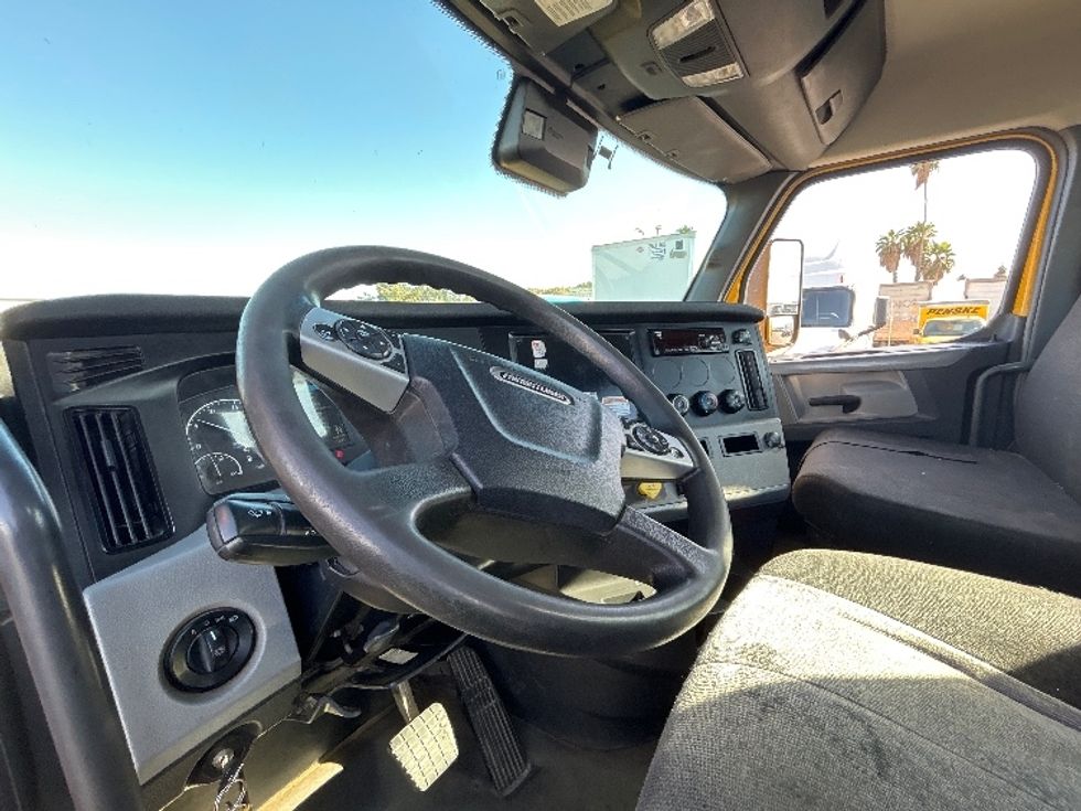 Day Cab Tractor-Heavy Duty Tractors-Freightliner-2022-T12642ST-Fresno-CA-274,370\n\t\tmiles-$ 64,000 - Image 10
