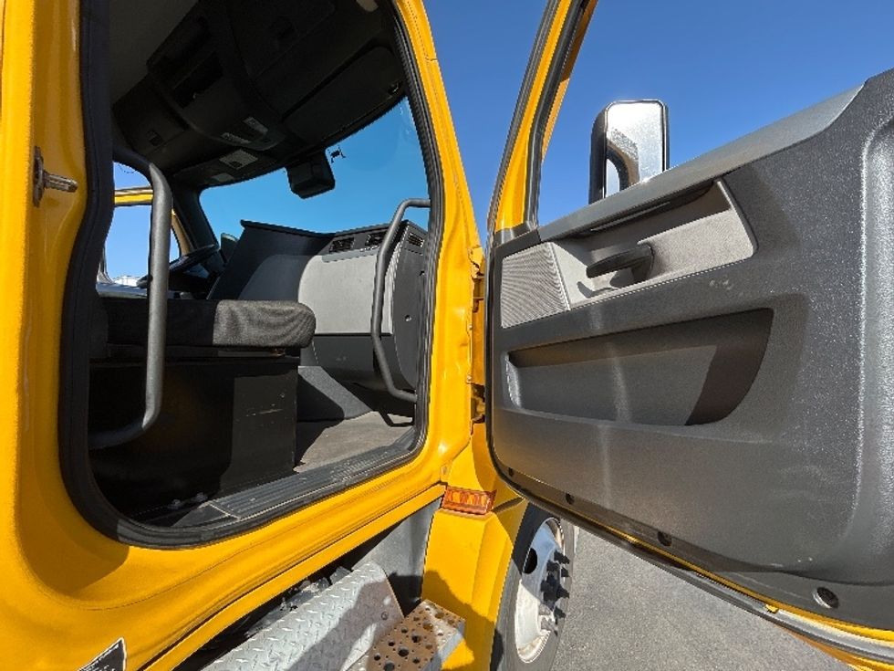 Day Cab Tractor-Heavy Duty Tractors-Freightliner-2022-T12642ST-Fresno-CA-274,370\n\t\tmiles-$ 64,000 - Image 12