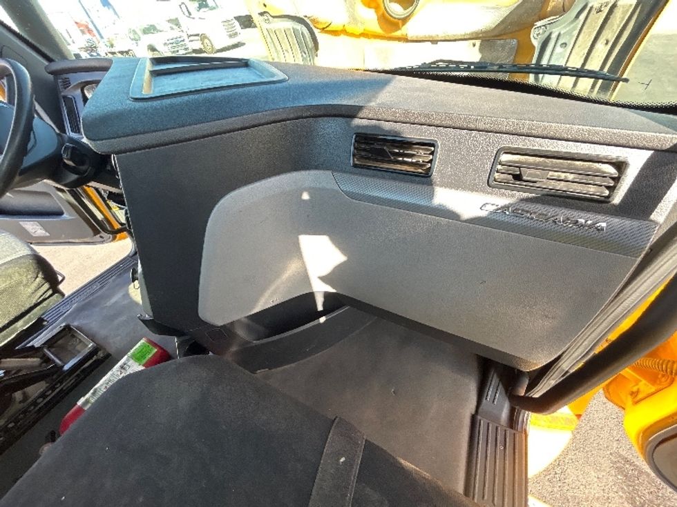 Day Cab Tractor-Heavy Duty Tractors-Freightliner-2022-T12642ST-Fresno-CA-274,370\n\t\tmiles-$ 64,000 - Image 13