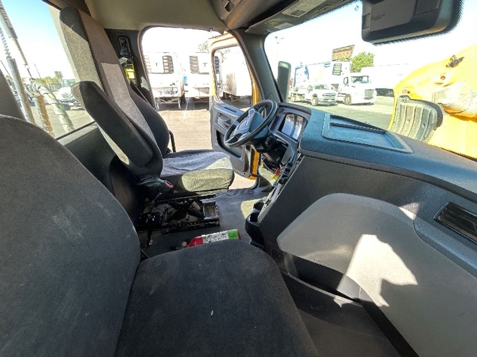 Day Cab Tractor-Heavy Duty Tractors-Freightliner-2022-T12642ST-Fresno-CA-274,370\n\t\tmiles-$ 64,000 - Image 14