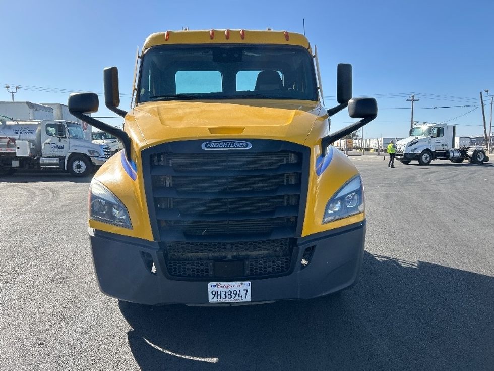 Day Cab Tractor-Heavy Duty Tractors-Freightliner-2022-T12642ST-Fresno-CA-274,370\n\t\tmiles-$ 64,000 - Image 2