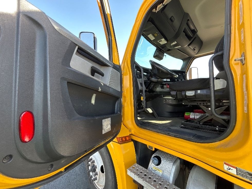 Day Cab Tractor-Heavy Duty Tractors-Freightliner-2022-T12642ST-Fresno-CA-274,370\n\t\tmiles-$ 64,000 - Image 9