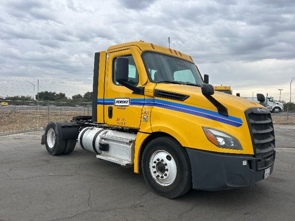 Day Cab Tractor-Heavy Duty Tractors-Freightliner-2022-T12642ST-Fresno-CA-301,087\n\t\tmiles-$ 62,500 - Image 1