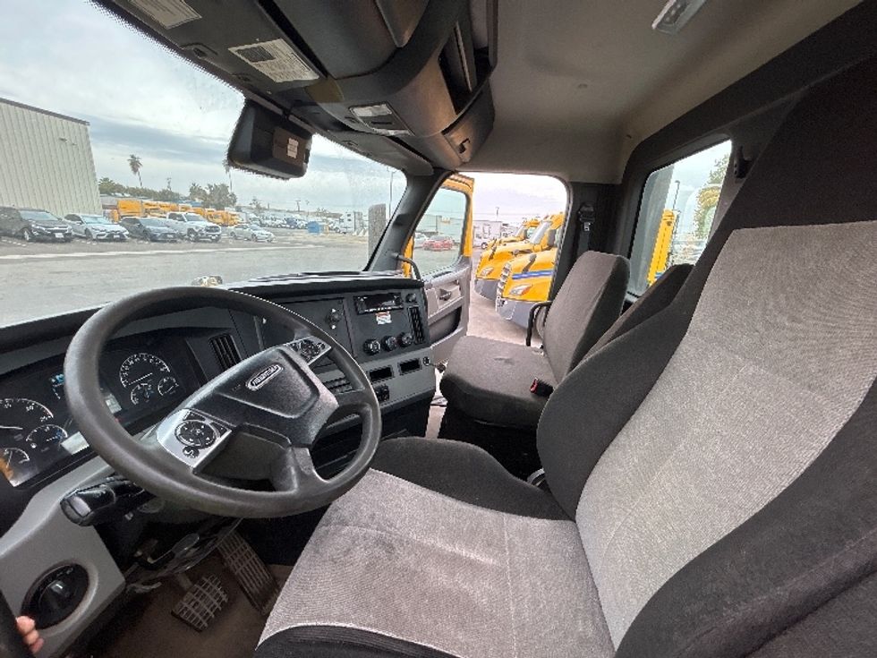 Day Cab Tractor-Heavy Duty Tractors-Freightliner-2022-T12642ST-Fresno-CA-301,087\n\t\tmiles-$ 62,500 - Image 10