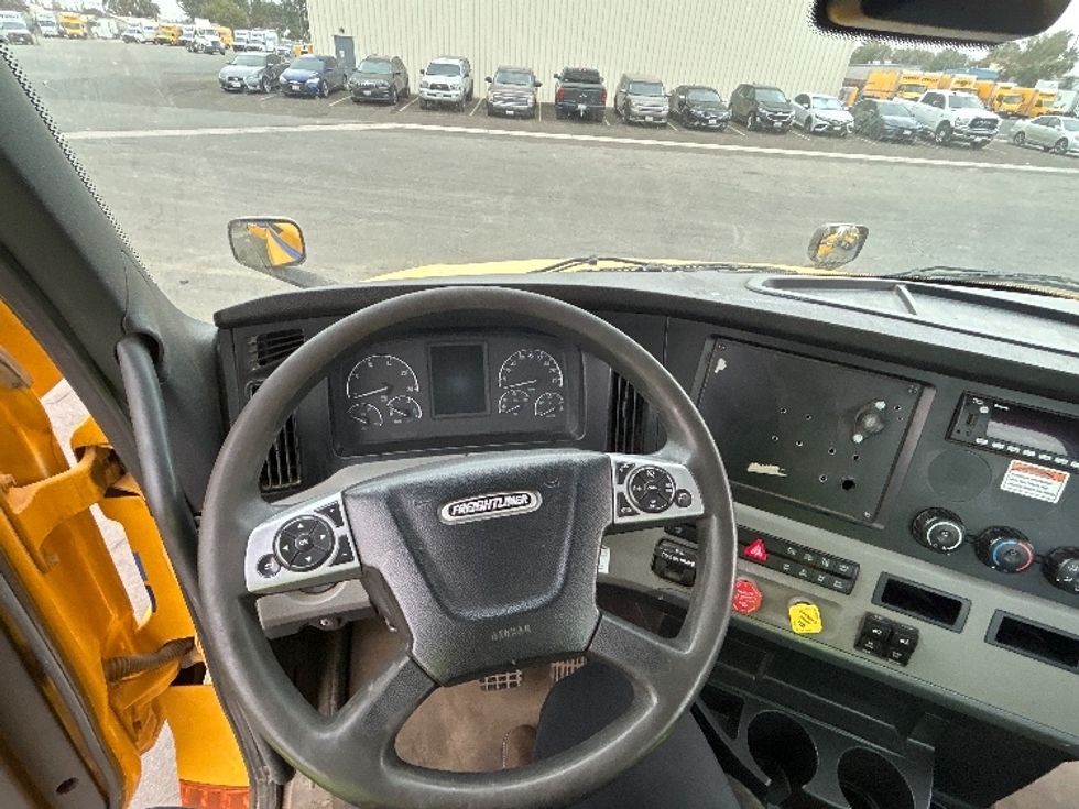 Day Cab Tractor-Heavy Duty Tractors-Freightliner-2022-T12642ST-Fresno-CA-301,087\n\t\tmiles-$ 62,500 - Image 11