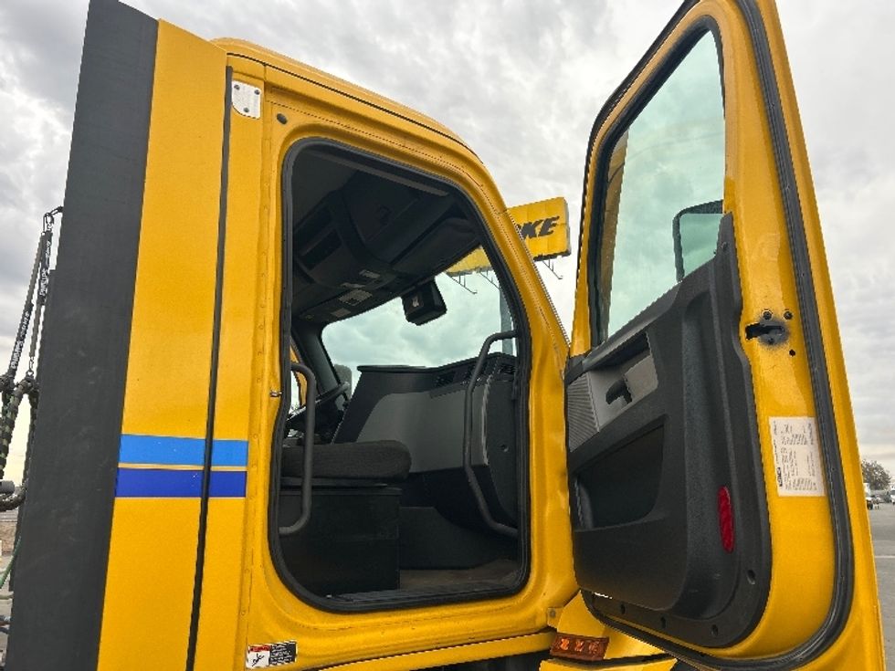 Day Cab Tractor-Heavy Duty Tractors-Freightliner-2022-T12642ST-Fresno-CA-301,087\n\t\tmiles-$ 62,500 - Image 12