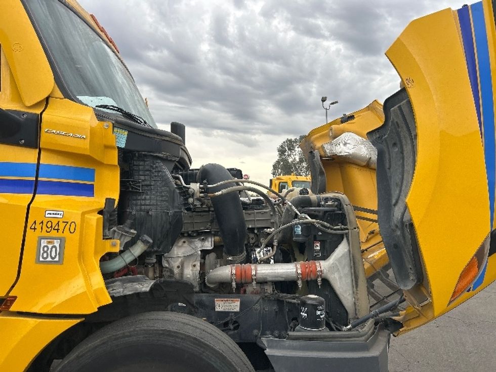 Day Cab Tractor-Heavy Duty Tractors-Freightliner-2022-T12642ST-Fresno-CA-301,087\n\t\tmiles-$ 62,500 - Image 15