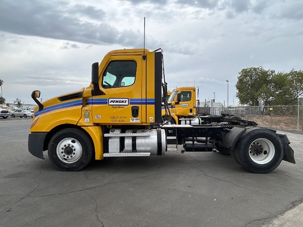 Day Cab Tractor-Heavy Duty Tractors-Freightliner-2022-T12642ST-Fresno-CA-301,087\n\t\tmiles-$ 62,500 - Image 4