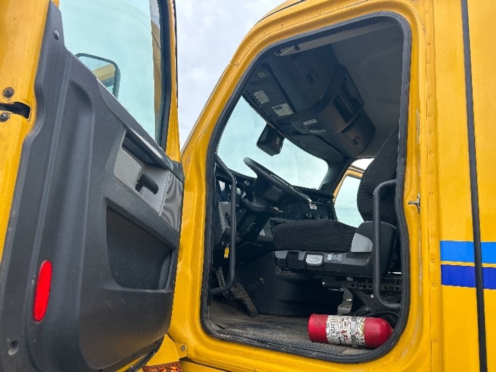 Day Cab Tractor-Heavy Duty Tractors-Freightliner-2022-T12642ST-Fresno-CA-301,087\n\t\tmiles-$ 62,500 - Image 9