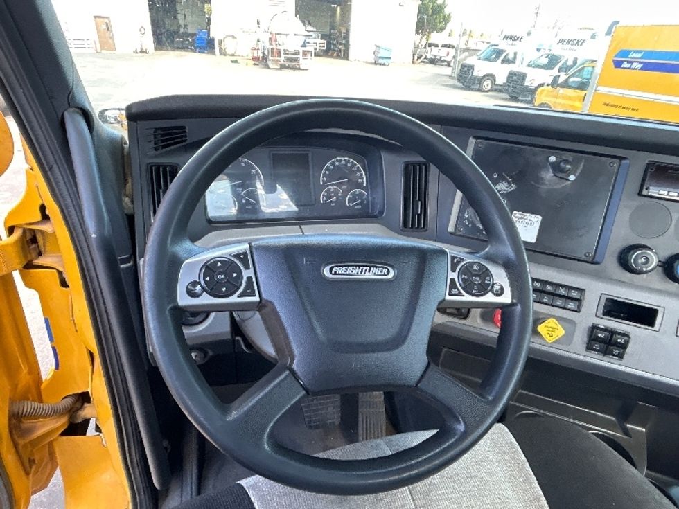 Day Cab Tractor-Heavy Duty Tractors-Freightliner-2022-T12642ST-Fresno-CA-302,984\n\t\tmiles-$ 79,500 - Image 11