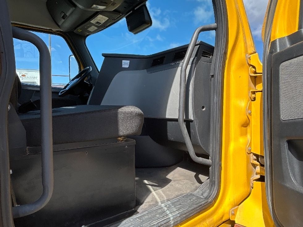 Day Cab Tractor-Heavy Duty Tractors-Freightliner-2022-T12642ST-Fresno-CA-302,984\n\t\tmiles-$ 79,500 - Image 12